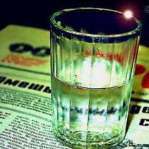 Старшая сестра напоила девочку самогоном до полусмерти