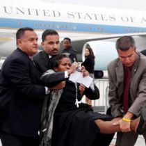 С журналистки сорвали одежду у самолета Обамы