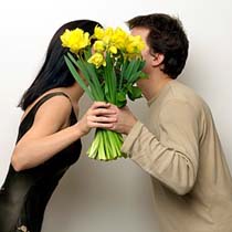 Жесть! Суд обязал мужчину дарить цветы жене 