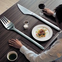 человек ест