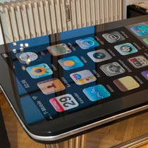 Выпущен iPhone с диагональю экрана в 1.5 метра - и это не опечатка (ФОТО)
