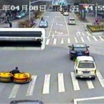 Машинки с аттракциона выехали на трассу! 