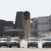 Четыре Volkswagen Amarok снесли трубу весом в сто сорок тон (ВИДЕО)
