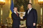 Янукович и Медведев о дожде: один говорит - к деньгам, другой - все смоет