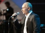 Путин поет со сцены песню и играет на рояле