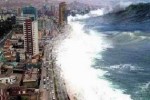 Момент удара цунами по берегу Японии