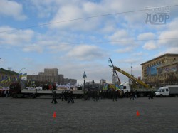 Бульдозеры, краны и экскаваторы на площади Свободы