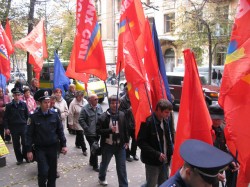 Коммунисты устроили свое шествие – без факелов, зато с машинами