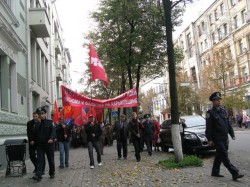 Коммунисты устроили свое шествие – без факелов, зато с машинами