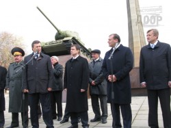 Виктор Янукович посетил завод имени Малышева