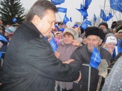 Виктор Янукович и Таисия Повалий в Чугуеве