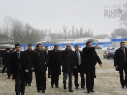 Виктор Янукович на экскурсии в харьковском аэропорту