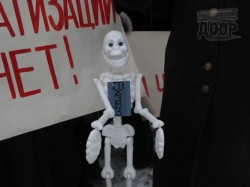 Скелет знаменитого завода бродит по площади Свободы в Харькове