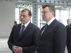 Виктор Янукович осмотрел аэропорт Харькова