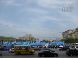 Пикеты Партия регионов (3000) и Свободы (40) на площади Свободы 