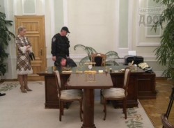 Как милиция Костусева в кабинет заводила