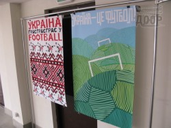 Грудь – как футбольные мячи, или Бьет – значит любит. Дизайнерская мысль в полете над футбольным полем