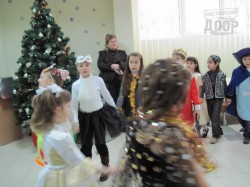 Зайчики, волки и депутаты танцевали возле елки