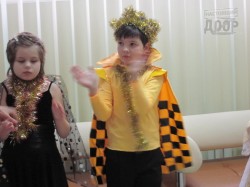 Зайчики, волки и депутаты танцевали возле елки