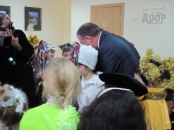 Зайчики, волки и депутаты танцевали возле елки