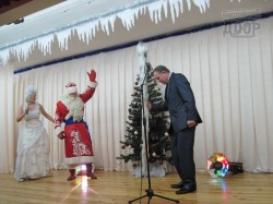 Зайчики, волки и депутаты танцевали возле елки