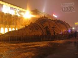 На главной площади Харькова разлегся гигантский динозавр