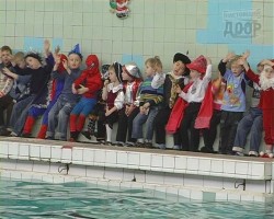 Юные харьковчане празднуют Новый год даже в воде