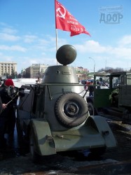 По Харькову прошел парад военной техники