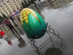 На главной площади Харькова – гигантские яйца