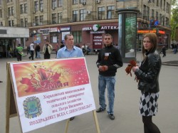 Студенты раздают Георгиевские ленточки на улицах Харькова