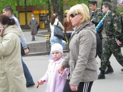 Студенты раздают Георгиевские ленточки на улицах Харькова