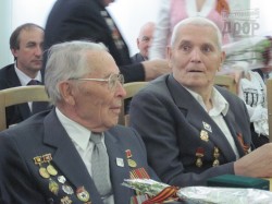 Кернес поздравил ветеранов с 65-летием Великой Победы