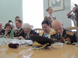 Кернес поздравил ветеранов с 65-летием Великой Победы