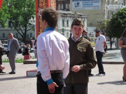 Первые лица города и области поздравили ветеранов с Днем Победы