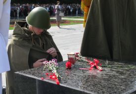 На Мемориале Славы поставили поминальные сто граммов павшим воинам