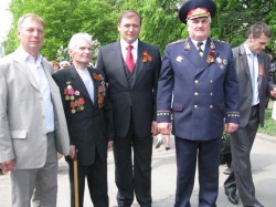 Добкин, Кернес, Чернов, главный милиционер области пригубили водки в общественном месте