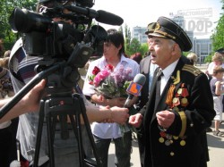 Добкин, Кернес, Чернов, главный милиционер области пригубили водки в общественном месте