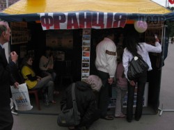 На главной площади Харькова уложили на асфальт девушек и юношей на потеху экстремалам