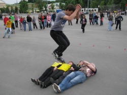 На главной площади Харькова уложили на асфальт девушек и юношей на потеху экстремалам
