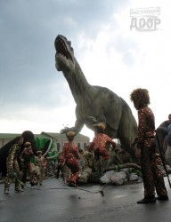 Юрский период на центральной площади Харькова: женщины и динозавры