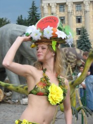 Юрский период на центральной площади Харькова: женщины и динозавры