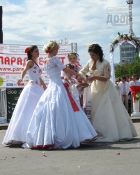 На площади Свободы прошел главный этап Парада невест. Девчонки дефилируют