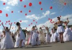 На площади Свободы прошел главный этап Парада невест. Девчонки дефилируют