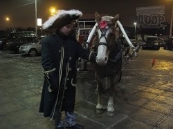 Офицерский бал в Харькове: начальника гарнизона посадили на коня и пообещали бал на площади Свободы