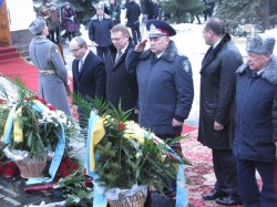 Милиционеры Харькова получили 35 машин, а затем поклонились погибшим товарищам