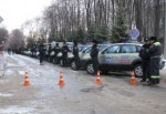 Милиционеры Харькова получили 35 машин, а затем поклонились погибшим товарищам