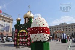 Харьков встретил Пасху цветочными яйцами и церковным хором