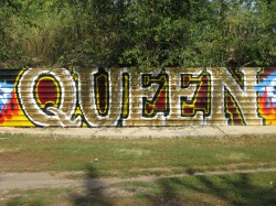 В честь концерта Queen на площади Свободы изрисовали забор крылатыми презервативами