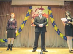 Дети пели, плясали и даже выделывали акробатические трюки. Лишь бы подмазаться к учителям