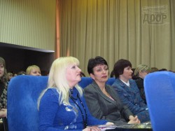 Дети пели, плясали и даже выделывали акробатические трюки. Лишь бы подмазаться к учителям